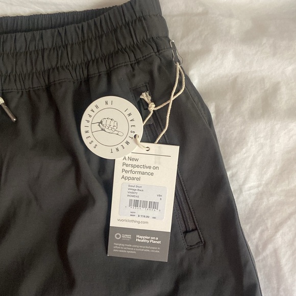 🆕Vuori Scout Short in Vintage Black • Woman’s Size Small - Picture 9 of 9